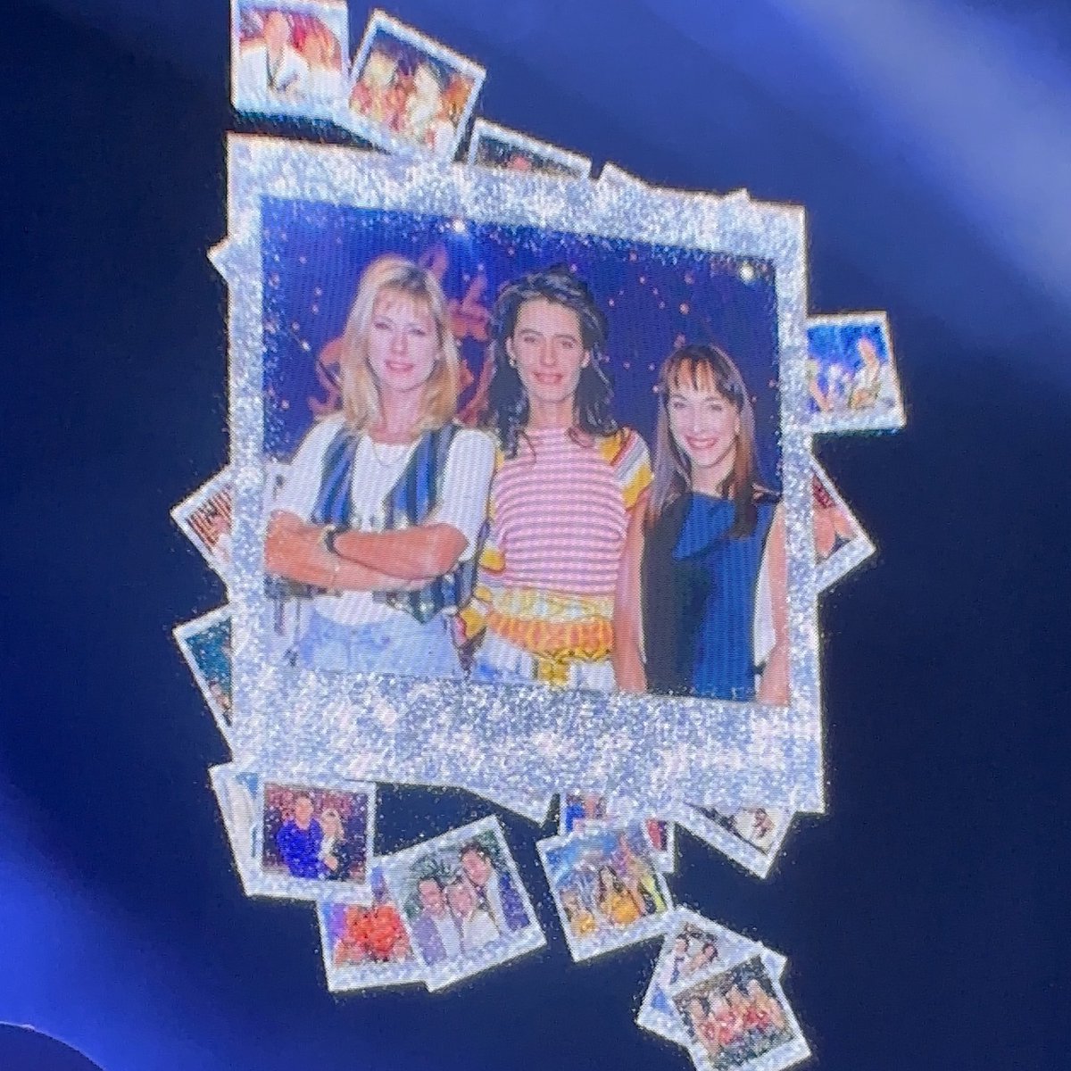 ABsolumentDo's tweet image. ATTENTION SPOIL❗️
Dorothée rend hommage aux copains du Club Do en saluant les photos qui ont défilé sur l’écran géant de la scène. Un geste très touchant qui a ému toute la salle du Palais des Congrès 💕
#dorothee #concert #palaisdescongrès