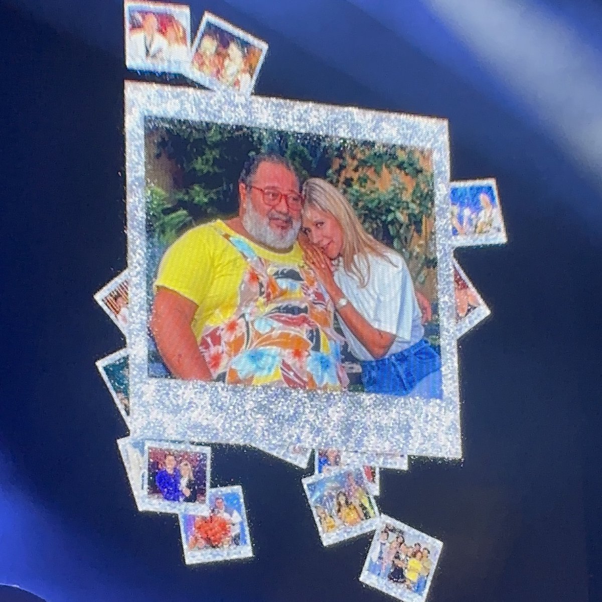 ABsolumentDo's tweet image. ATTENTION SPOIL❗️
Dorothée rend hommage aux copains du Club Do en saluant les photos qui ont défilé sur l’écran géant de la scène. Un geste très touchant qui a ému toute la salle du Palais des Congrès 💕
#dorothee #concert #palaisdescongrès