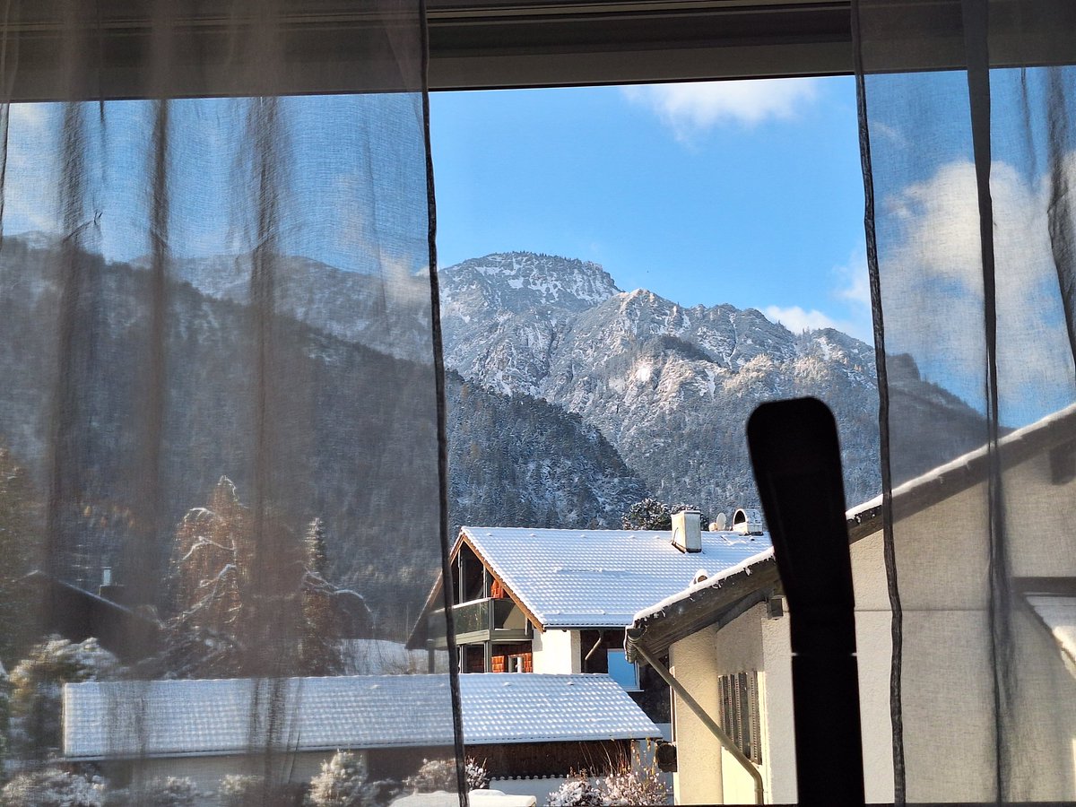 bernhardt_nr's tweet photo. @dewirahmat_ Foto dari jendela rumah 🏔❄️ https://t.co/Hji2tPLbcS