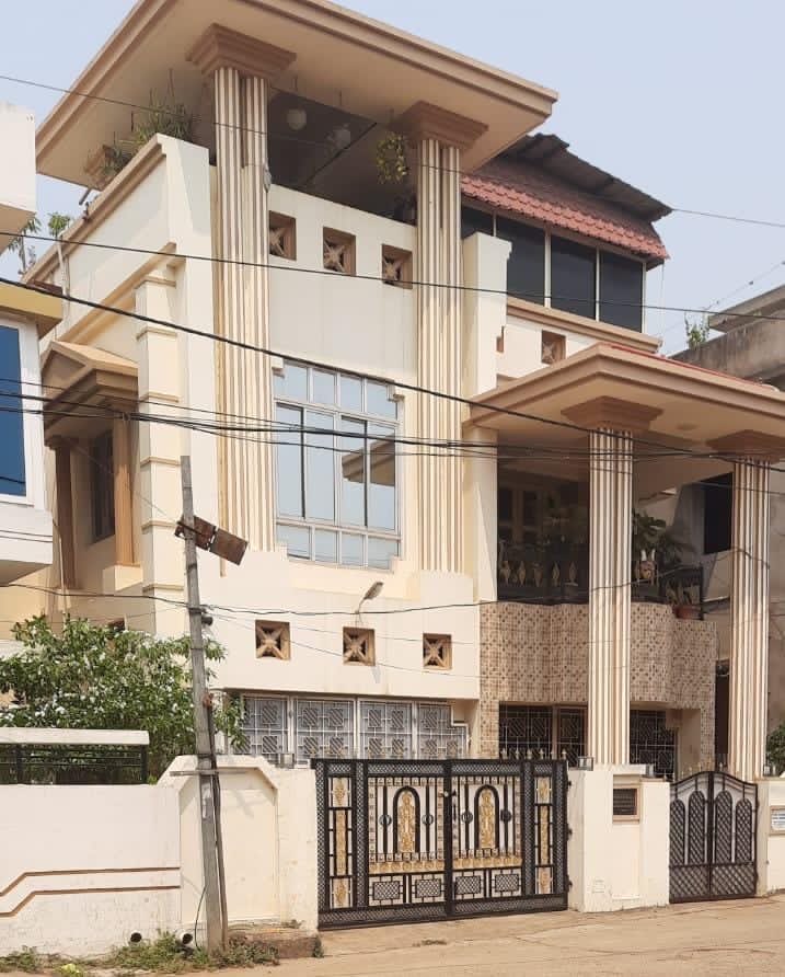 OdishaVigilance's tweet image. A 2 storied bldg at #Bhubaneswar, Farm House (1.7 Acres)  with a 2 storied bldg, 8 Plots, Deposits Rs 1.70 Crores, Cash Rs. 6.23 lakhs, Gold 350 gm, Hyundai Sportz &amp;amp; Honda City cars etc unearthed in search of Rajesh Ch Mohanty, Addl Chief Engr, Irrigation by #Odisha #Vigilance.