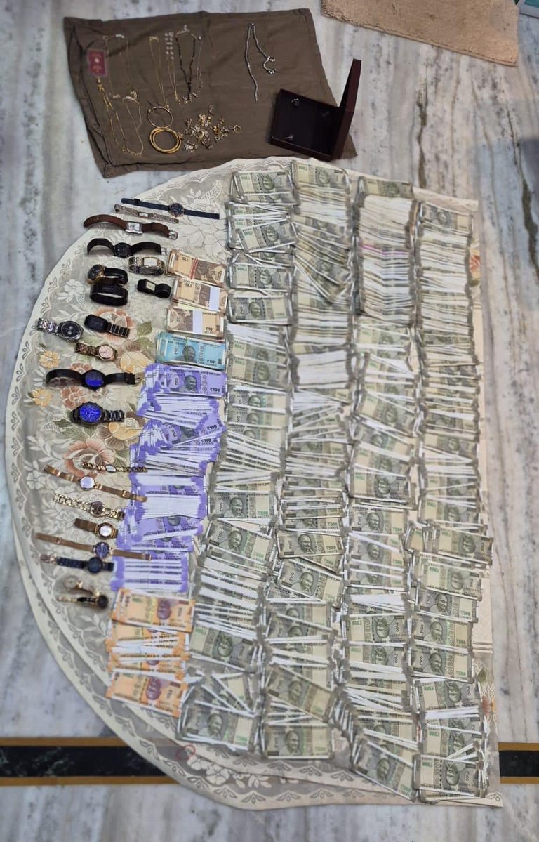 OdishaVigilance's tweet image. A 2 storied bldg at #Bhubaneswar, Farm House (1.7 Acres)  with a 2 storied bldg, 8 Plots, Deposits Rs 1.70 Crores, Cash Rs. 6.23 lakhs, Gold 350 gm, Hyundai Sportz &amp;amp; Honda City cars etc unearthed in search of Rajesh Ch Mohanty, Addl Chief Engr, Irrigation by #Odisha #Vigilance.