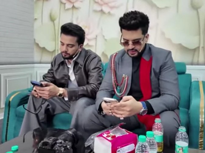 _adorable_karan's tweet image. Brother from another mother 📲😂♥️

#KaranKundrra #TejRan #ElvishYadav