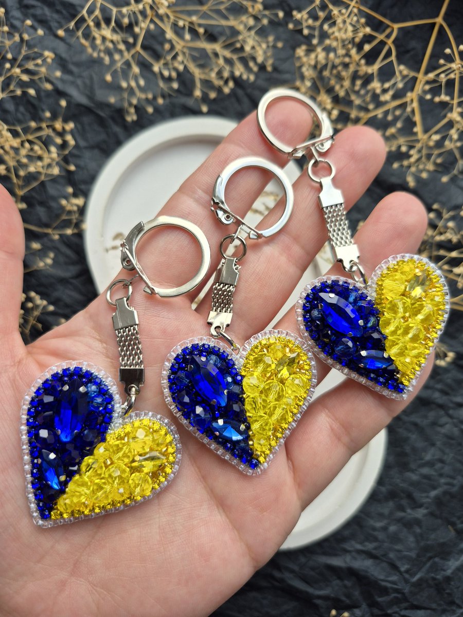 Ukrainian_Art_'s tweet image. 🐰🎁✨️A giveaway from the secret Easter Bunny!✨️🎁🐰
A very wonderful tradition continues, one kind person bought three keychains so that I could give them to you!
✅️To participate, simply leave any comment under this post. And if you wish, subscribe and support my