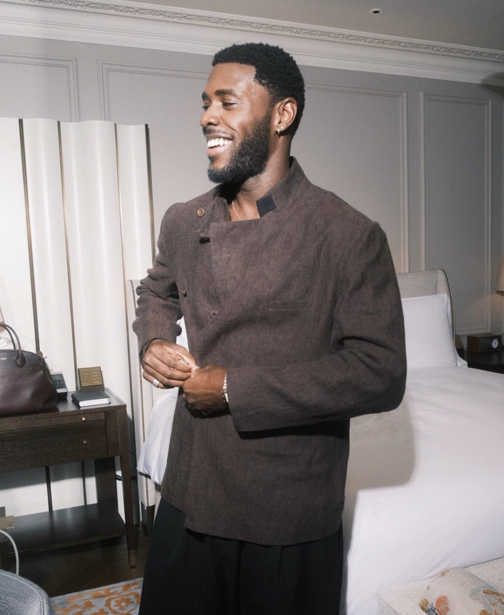 can someone cast me as his love interest? shonda rhimes pls listen. hello shonda rhimes? shonda rhimes can you hear me? shonda rhimes did you read this? shondaland? bridgerton? anyone?