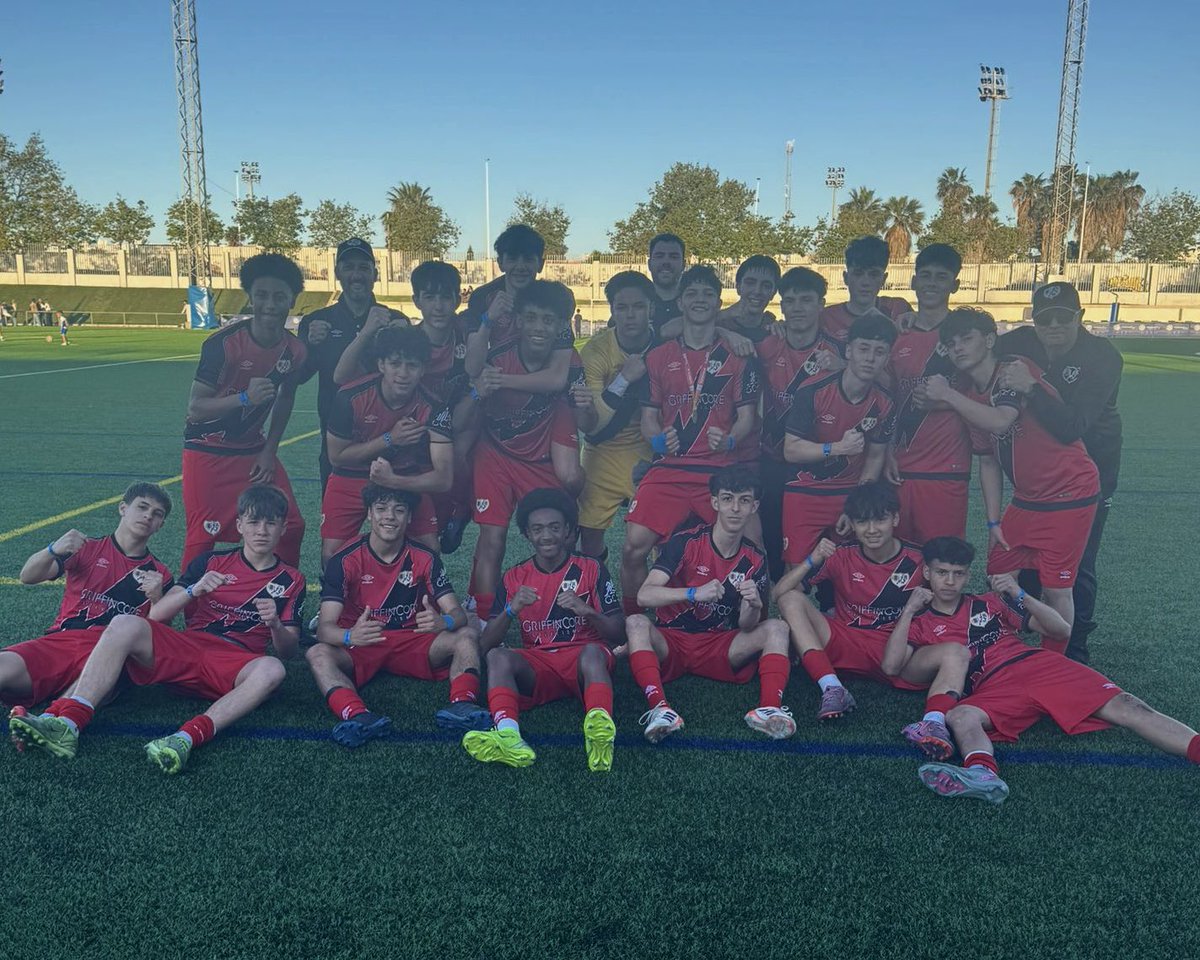 Rayo_academia's tweet image. 🏆 𝐌𝐚𝐝𝐫𝐢𝐝 𝐈𝐧𝐭𝐞𝐫𝐧𝐚𝐭𝐢𝐨𝐧𝐚𝐥 𝐂𝐮𝐩 🏆

🥉 Tercer puesto para nuestro Cadete A #FRV, tras firmar una gran participación en el torneo 👏