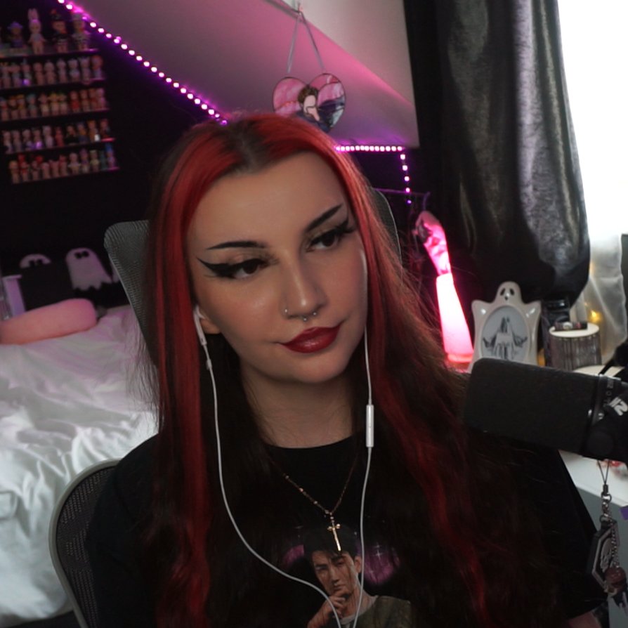 HeatherLaraTV's tweet image. ITS 22 DEGREES CELCIUS OUTSIDE AND IM INSIDE PLAYING DBD BECAUSE I AM BLOODPOINTMAXINGGG

COME JOIN ME!  

live now, 🔗 below!