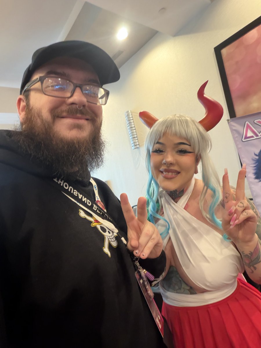 superbluesimp's tweet photo. Finally got to see @ihatelaika and tell her I like her music. Thank you for being so nice 😭 https://t.co/XxSPbujRFJ
