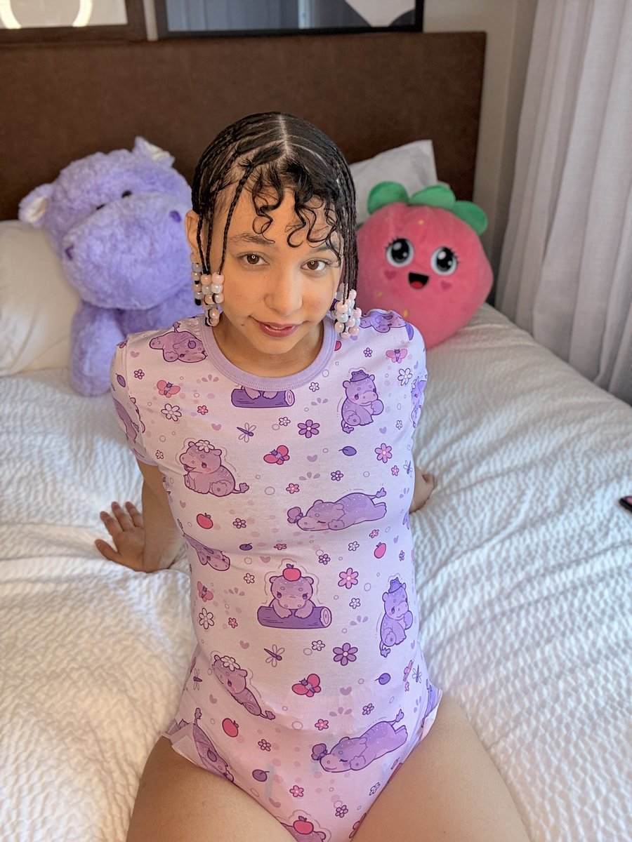 Cubbie370746's tweet image. This tot is as happy as a hippo! 💜🥰 
 
Super cute Promo with @OnesieDownunder  !! 
This adorable Happy Hippo onesie is available now! 💜🦛💜🦛 stomp on over to ODU to match wif me! 🤭🥰
#abdl