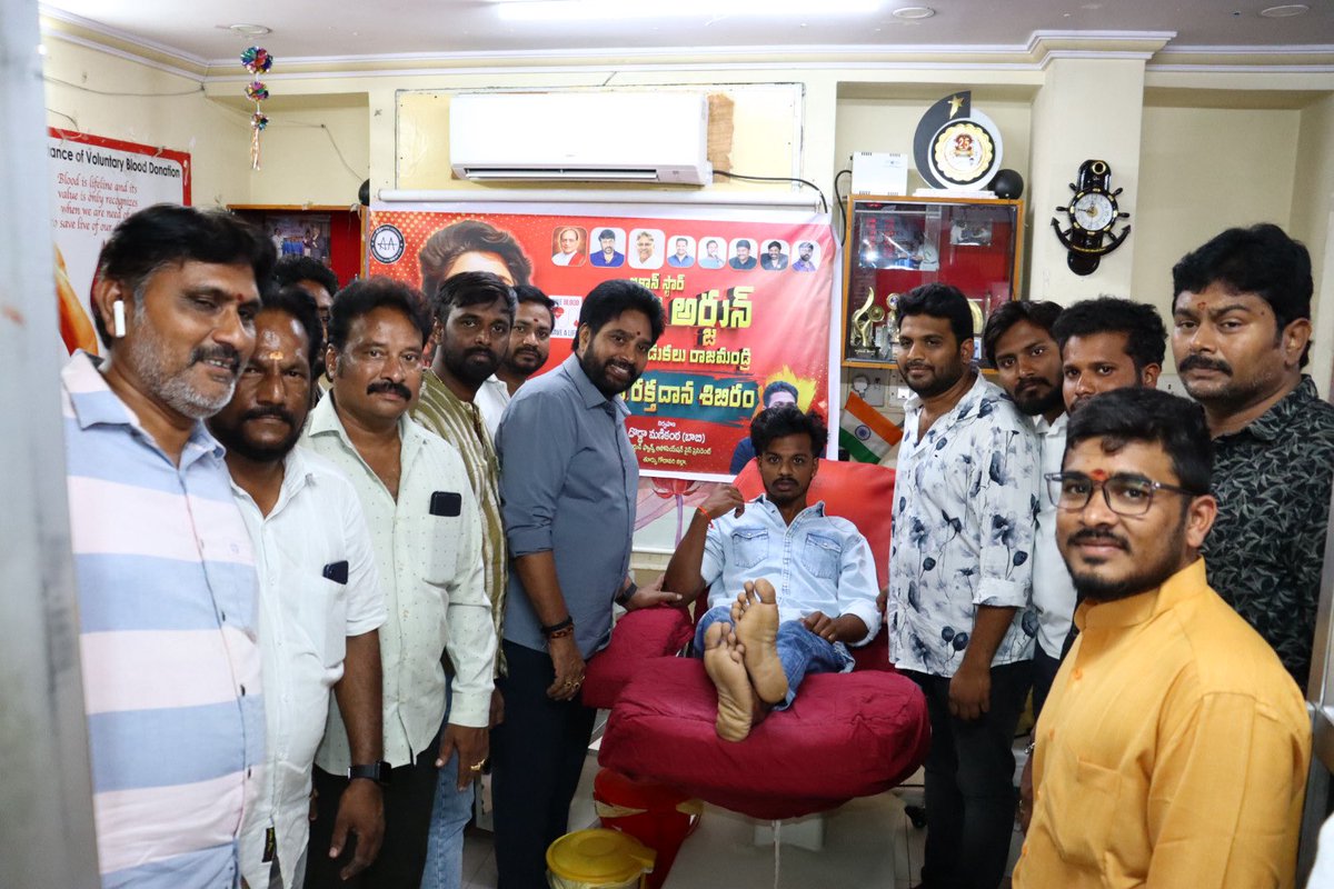 dodda_aa's tweet photo. ఐకాన్ స్టార్ @alluarjun జన్మదిన వేడుకలో భాగంగా నిర్వహించిన మెగా రక్తదాన శిబిరం.#HBDAlluArjun https://t.co/d9IpKQaJKR