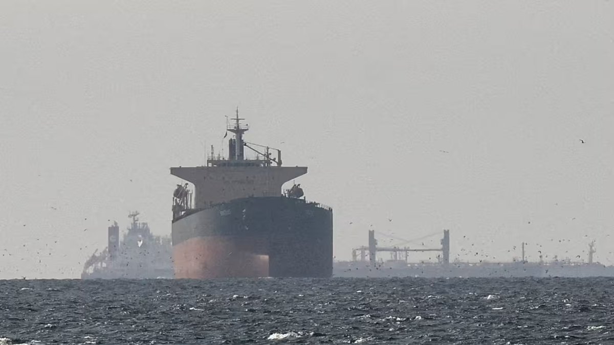 RT_com's tweet photo. Iran demands $1 per oil barrel for ships passing Hormuz during ceasefire — FT citing spox of Iran's oil exporters’ union

Toll to be paid in crypto, empty tankers can pass freely

'If ANY vessels try to transit without permission, they will be destroyed' https://t.co/fqIhEQyFsS
