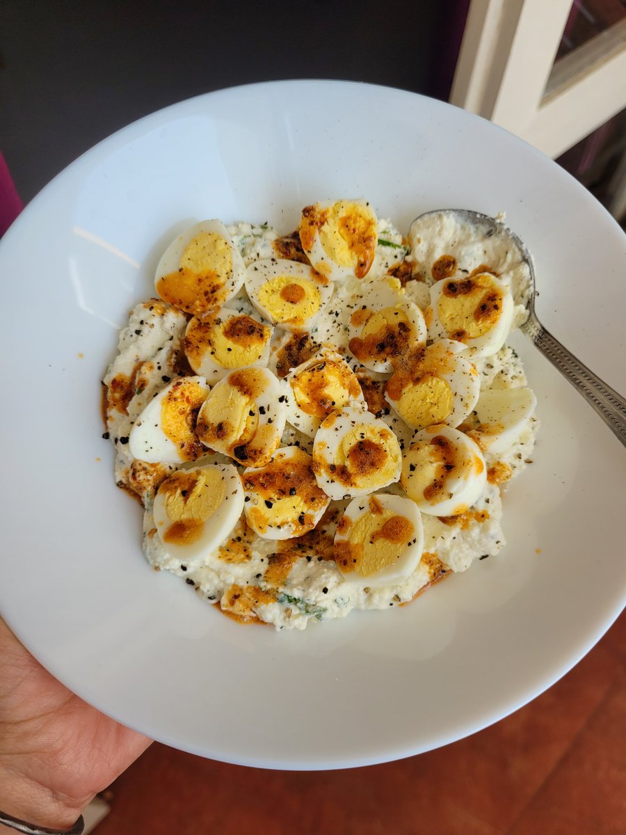 jogakhichudi's tweet photo. One dip - two meals - midweek garlicy indulgence 🤌🤤
Made a Mediterranean Greek yogurt dip by using hung curd instead. Came out sooo good in the first try, adding to staples🤌
Used as a base for a modified Turkish eggs in meal 1/used as just a dip in 2nd meal.
#jogacooks https://t.co/uHvx7zBBmj