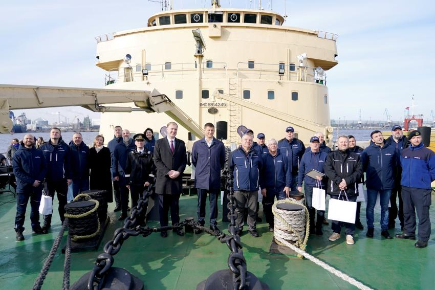 Railotech's tweet image. Busy ice navigation season in the Gulf of Riga and at the port has come to an end | The Freeport of Riga Authority

#icebreaking services were provided by @LVRflote's venerable #icebreaker Varma and the new multifunctional ice-strengthened vessel Laura.

rop.lv/en/news/busy-i…