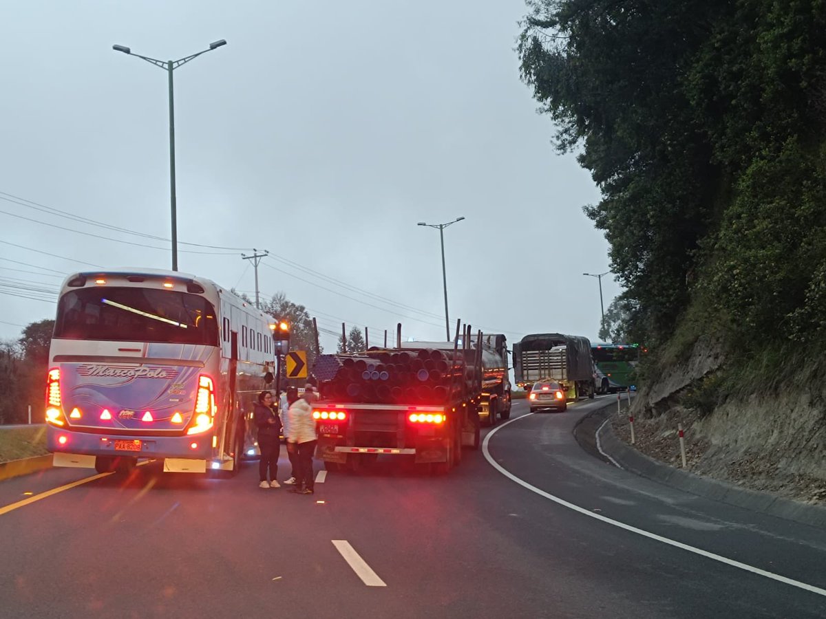 ecuainm_oficial's tweet photo. ‼️#URGENTE
La mañana de este miércoles, moradores de Pifo cerraron la vía Palugo–Pifo como medida de protesta para exigir la construcción de un paso peatonal. Según testimonios, días atrás una persona falleció debido a la peligrosidad de cruzar esta vía. https://t.co/vVKX6dZFPu