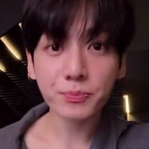 jjksamore's tweet photo. jungkook is my baby forever 😭🫂🤍 https://t.co/arANzBv343