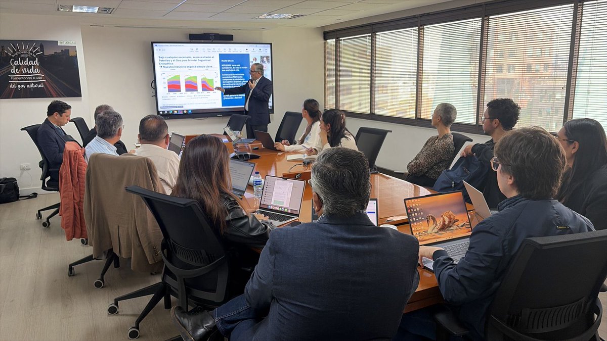 NaturgasCol's tweet photo. #AhoraMismo | Avanzamos en la formación técnica del periodismo energético en Colombia 🇨🇴

Desde Naturgas, junto a la Asociación de Empresas de Petróleo, Gas y Energía Renovable de América Latina y el Caribe (@ARPEL_Petroleo) y el Instituto Argentino del Petróleo y del Gas (@IAPG_ENERGIA), desarrollamos la capacitación en Yacimientos No Convencionales (Shales), un espacio diseñado para fortalecer el conocimiento técnico de periodistas especializados en la industria.

Contamos con la participación de expertos internacionales como Carlos Garibaldi (@garibaldic1), Rubén Caligari y Jaime Checa, quienes comparten su experiencia en exploración, desarrollo de recursos y geociencias aplicadas a la energía.

Seguimos promoviendo una comunicación informada, rigurosa y con propósito para aportar a la conversación energética del país.

#GasNatural #Energía #EnergíaParaElDesarrollo #Naturgas