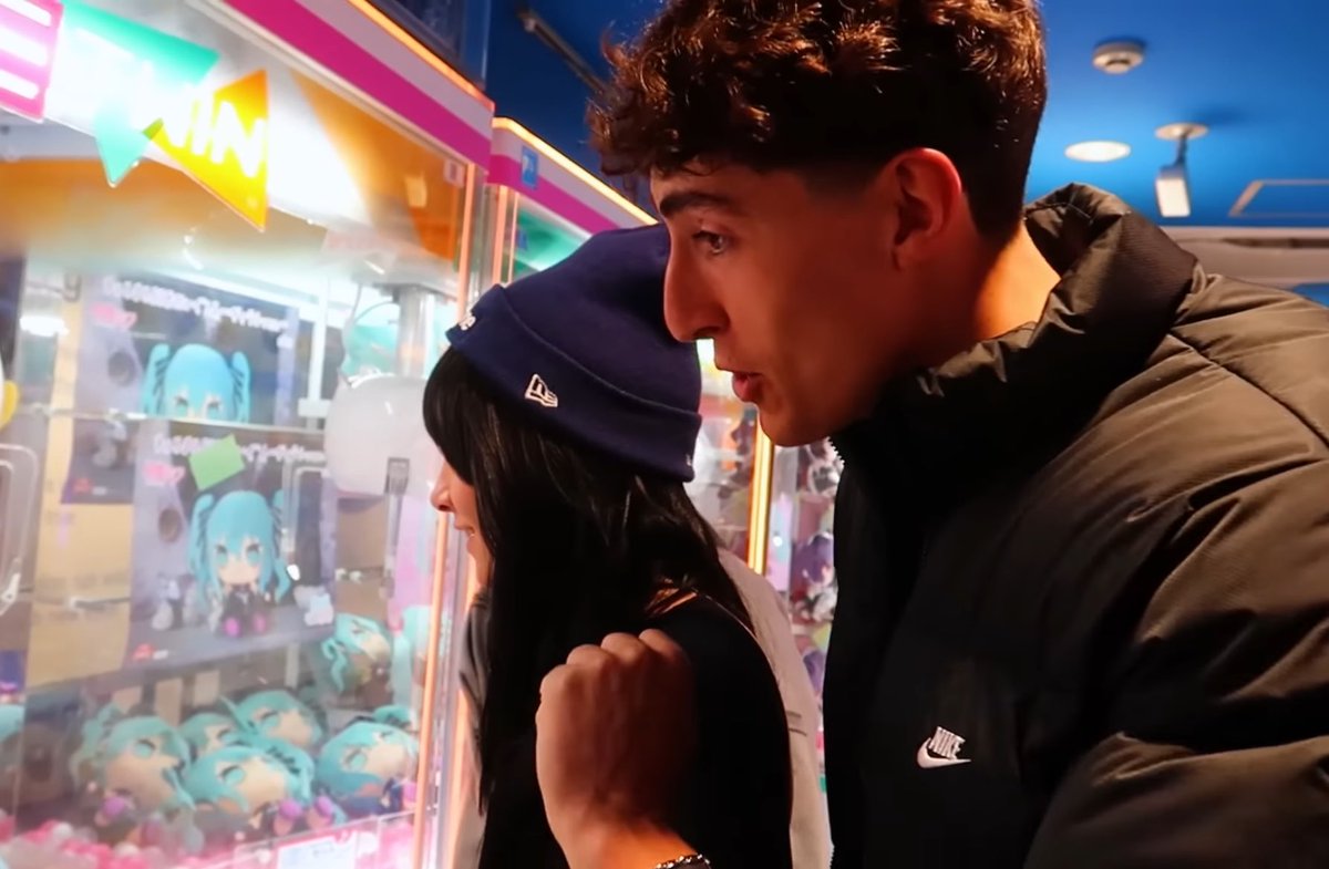dearaitana_'s tweet photo. emilia y duki recordándome a aitana y plex durante todo el vlog de japón 😭 https://t.co/9M3wsRqc2l