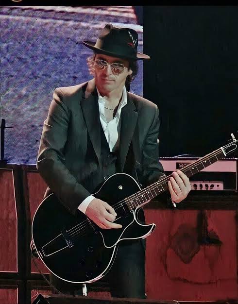 Happy 64th birthday to the former rhythm guitarist of Guns N' Roses, Izzy Stradlin 🎸🔫🌹