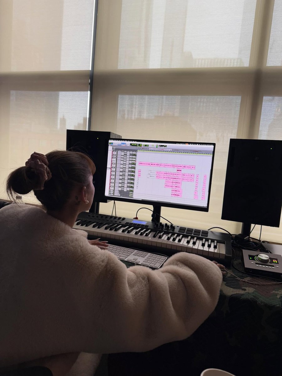ariana_japan's tweet photo. #アリアナ・グランデ 
レコーディング風景の写真を
自身のInstagramでシェア.....📸🤍 https://t.co/ST7B0NFDj9