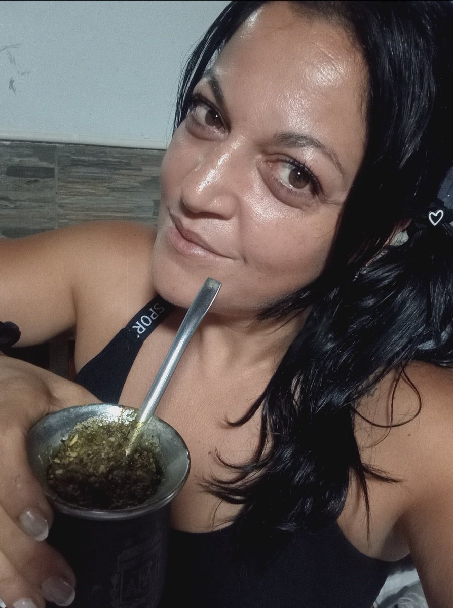 Vane_vul's tweet photo. Miércoles de ojeras y unos mates para cargar pilas 💪 https://t.co/5OvUlPhguT
