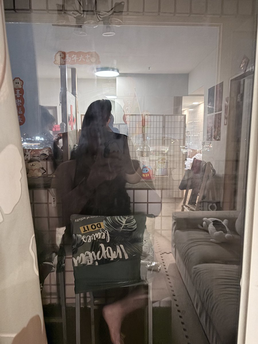 Melvet_LMM's tweet photo. 晚上帶女友去@DDLGParadise 找阿佳玩，阿佳好認真的向新人介紹這個圈子，我在旁邊搗亂阿佳介紹www，一邊看女友躺在嬰兒床裡撒嬌，一邊玩玩具，阿佳好棒棒。 https://t.co/B5wtjuhhLE