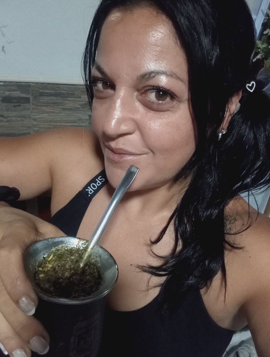 Vane_vul's tweet photo. Miércoles de ojeras y unos mates para cargar pilas 💪 https://t.co/5OvUlPhguT