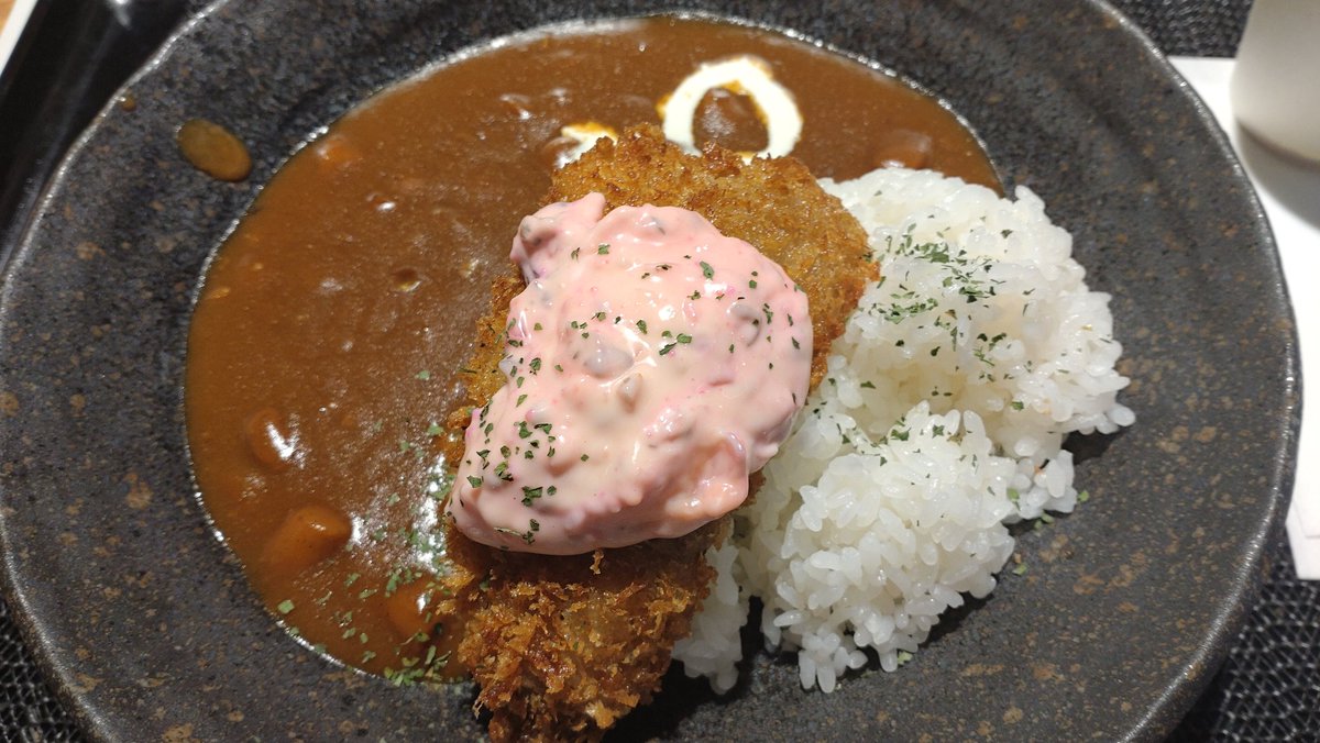 unagi_no_taiko's tweet image. 同じく日曜日、長崎戦を快勝した後、遅めのお昼ご飯としてスタジアムシティの磯祿さんでアジフライカレーを食べて、4月8食目、今年83食目のカレー。鯵は長崎市というよりは五島の方の名物だけど、食べられて良かった。美味しかった。ちなみにタルタルがピンクなのはしば漬け入りだから。 #curry26
