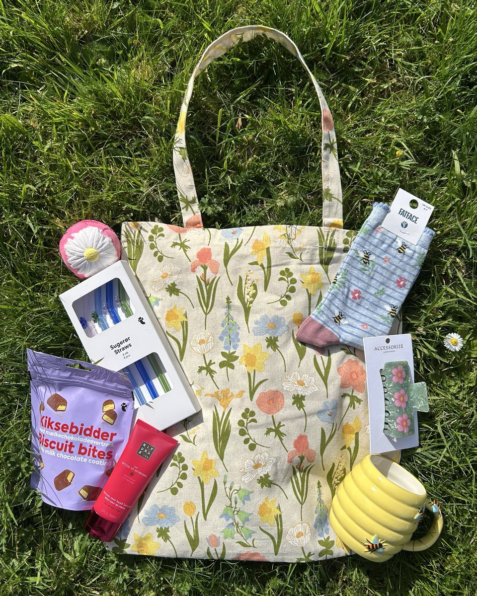 Princesshay's tweet image. Spring is here 🐣
 
Fresh spring essentials, delicious treats, and a little something to brighten your day 🌼 We're giving you the chance to win a little spring refresh.
 
Find out how to enter on our Facebook or Instagram page. 
 
#SpringEssentials #Princesshay #Exeter