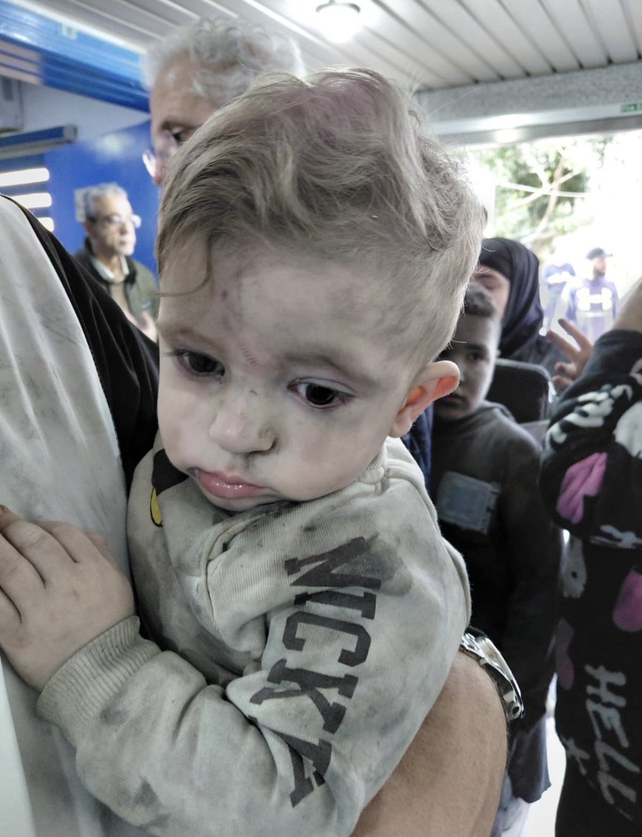 İsrail’in acımasızca bombaladığı Lübnan’da enkazdan çıkarılan bir çocuk…

Ailesinden haber yok…

Bu vahşeti durdurun!