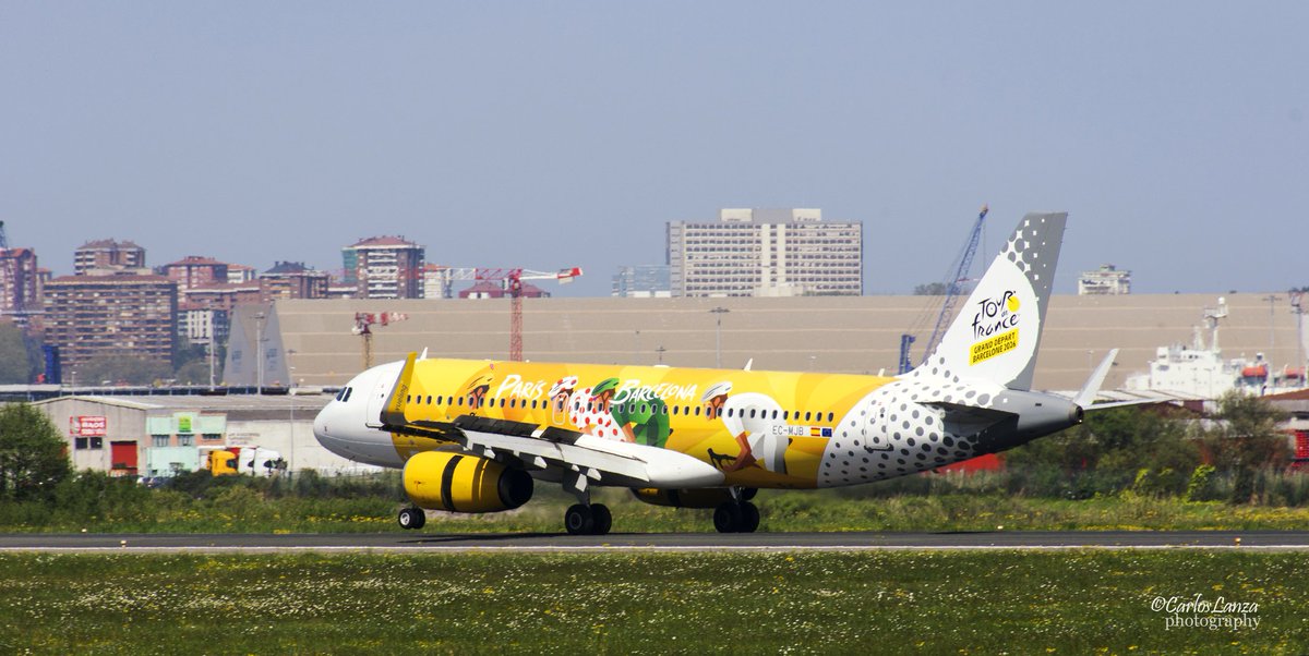 AParayas's tweet image. ✈️🚲 PERO QUE COLORIDO‼️

Así de guapo luce el #A320 de @vueling matrícula EC-MJB que en su librea tan vistosa luce el París - Barcelona 
"Tour de France 2026" 

Concentración y salida desde #Barcelona 
Nuestro amigo Carlos Lanza estaba allí para captar el momento en #Parayas