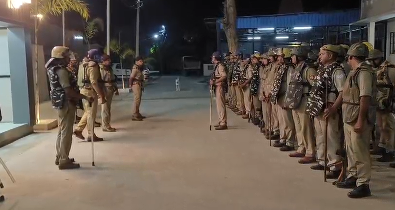 bstvlive's tweet image. मुजफ्फरनगर : मुजफ्फरनगर पुलिस ने किया पैदल गश्त

➡संवेदन,अति संवेदनशील क्षेत्रों में किया गश्त
➡3 थानों की फोर्स के साथ किया पैदल गश्त
➡सीओ,बुढ़ाना,शाहपुर,रतनपुरी पुलिस रही मौजूद
➡मुजफ्फरनगर की बुढाना कोतवाली क्षेत्र का मामला 

#Muzaffarnagar #PolicePatrol #SafetyFirst