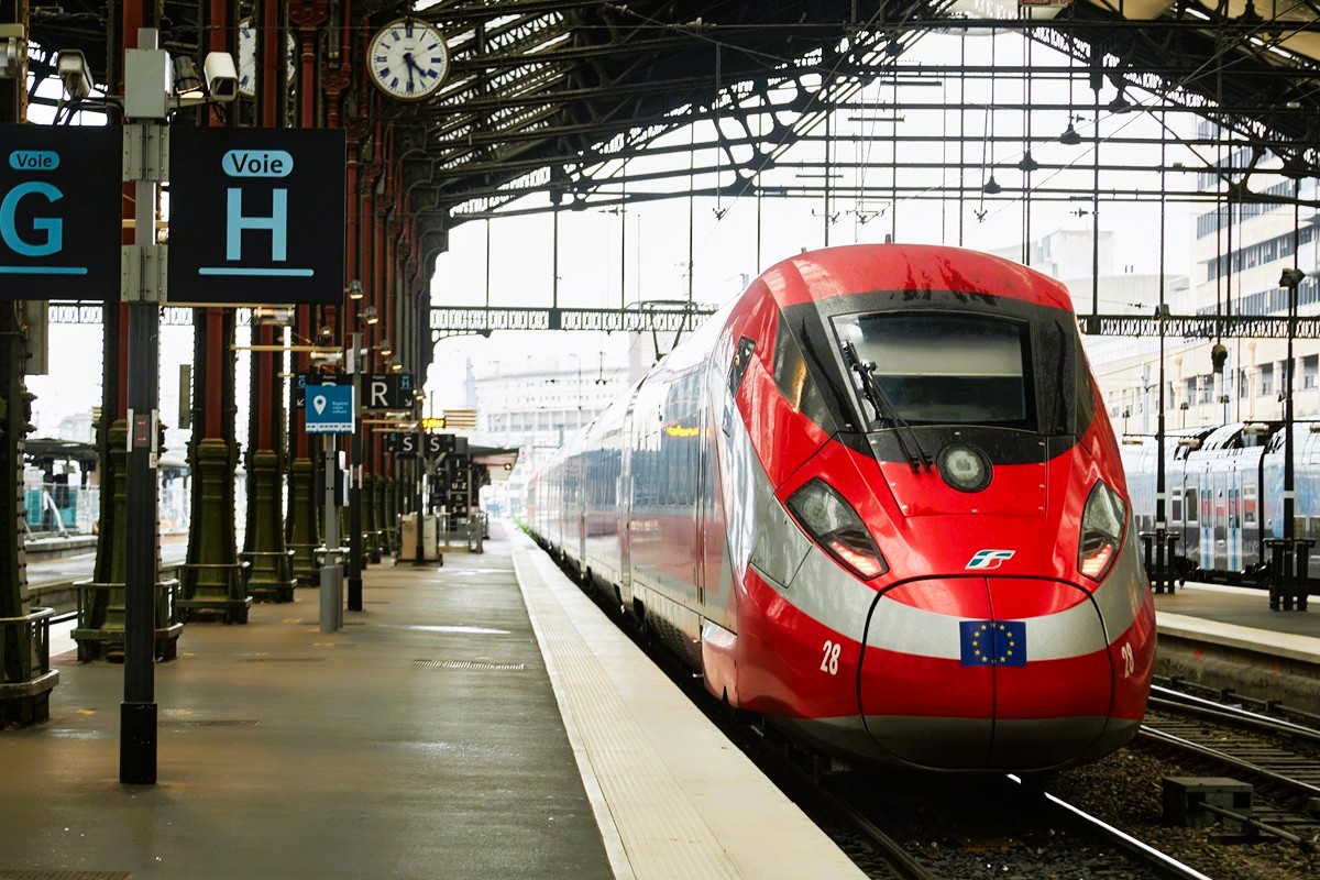 Mediarail's tweet image. Tests for the Frecciarossa to begin in #Germany in May - This will be an opportunity to see how a train reputed to be 100% compatible with the TSI performs. The train will be deployed on Munich–Milan and Munich–Rome routes in December.
More info: ledicoferroviaire.mediarail.be/etr1000-frecci… #Railways