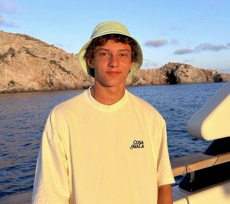 Ms Rhea, professional jourNELLIst tweet media