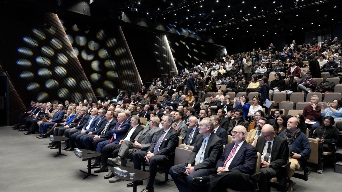 CahitGuran's tweet photo. Nörobilim alanında üniversitemizin üç mensubunun başarıları bizleri gururlandırdı ve mutlu etti. 
1) Türkiye Beyin Vakfı 2026 Nörobilim Teşvik Ödülü finalistleri arasında, Hacettepe Ailesinin mensubu iki değerli öğretim üyesi Prof. Dr. Erhan Türkoğlu ve Doç. Dr. Şahin Hanalioğlu ile mezunumuz Doç. Dr. Derya Burcu Hazer Rosberg yer aldı; 
2)  Hacettepe Üniversitesi Beyin ve Sinir Cerrahisi Ana Bilim Dalı öğretim üyesi Prof. Dr. Erhan Türkoğlu, Dünya Muhabirler Birliği tarafından “Yılın Bilim İnsanı – Kariyer Onur Ödülü”ne layık görüldü; 
3) Hacettepe Üniversitesi Beyin ve Sinir Cerrahisi Ana Bilim Dalı öğretim üyesi Doç. Dr. Şahin Hanalioğlu, 2026 yılı (BAGEP) Bilim Akademisi Genç Bilim İnsanları Ödül Programında çeşitli dallarda 37 araştırmacıya verilen prestijli ödülden, tıp alanındaki 2 ödülden birine layık görüldü,  
kendilerini gönülden kutluyorum. 
@YuksekogretimK