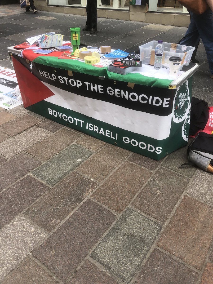 ggectee's tweet image. Our #BDS team at Zara in Glasgow today. 

bdsmovement.net/news/boycott-z… 

As the Israeli regime continues to ignore any ceasefire, expanding its genocidal death and destruction across the region, we must keep acting as caring citizens and tactical consumers in helping to break it.