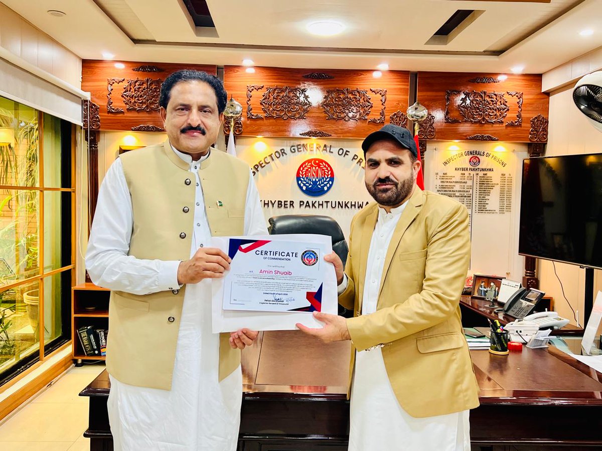 kpkprisons's tweet photo. IG Prisons KP, Mr. Rehan Gul Khattak, distributed commendation certificates to officers for outstanding performance under the Good Governance Road Map. He urged the team to maintain dedication and enhance service delivery for the department &amp; province. https://t.co/1xqHDG9y4E