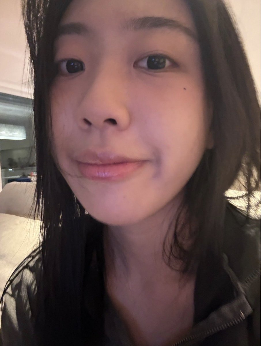 joa_youngji's tweet photo. 이영지 팬들이 좋아하니까 쌩얼 셀카 계속주는거 ㄹㅇ효녀가 따로없네 ㅜㅜ♡ https://t.co/BxrnukJ9sw