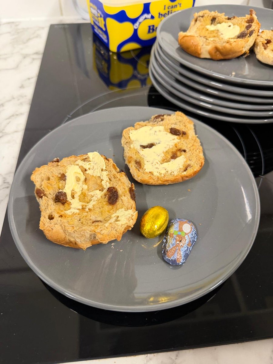thechocolaterun's tweet photo. Our fabulous Red Team hosted last Sunday’s drop-in, serving our guests with a delicious  Chicken Casserole and Freshly Baked Bread, followed by Hot X Buns and Easter treats. All left with take-away rolls + crisps 😋 https://t.co/6UZsBsdiMt