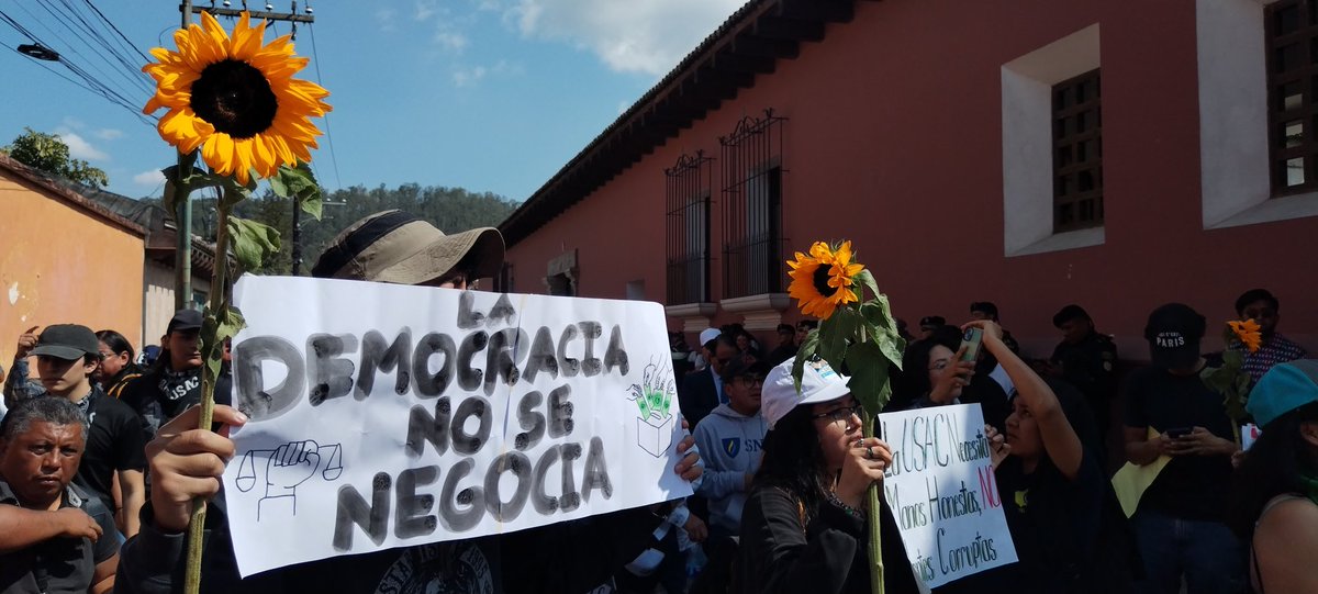#usac | "se cancelan elecciones" ante una falta de quorum ek #csu desiste de realizar las elecciones a rector de la Universidad de San Carlos este dia, los y las estudiantes comentan que puede ser una estrategia para poder realizar la votacion sin los cuerpos de oposición.