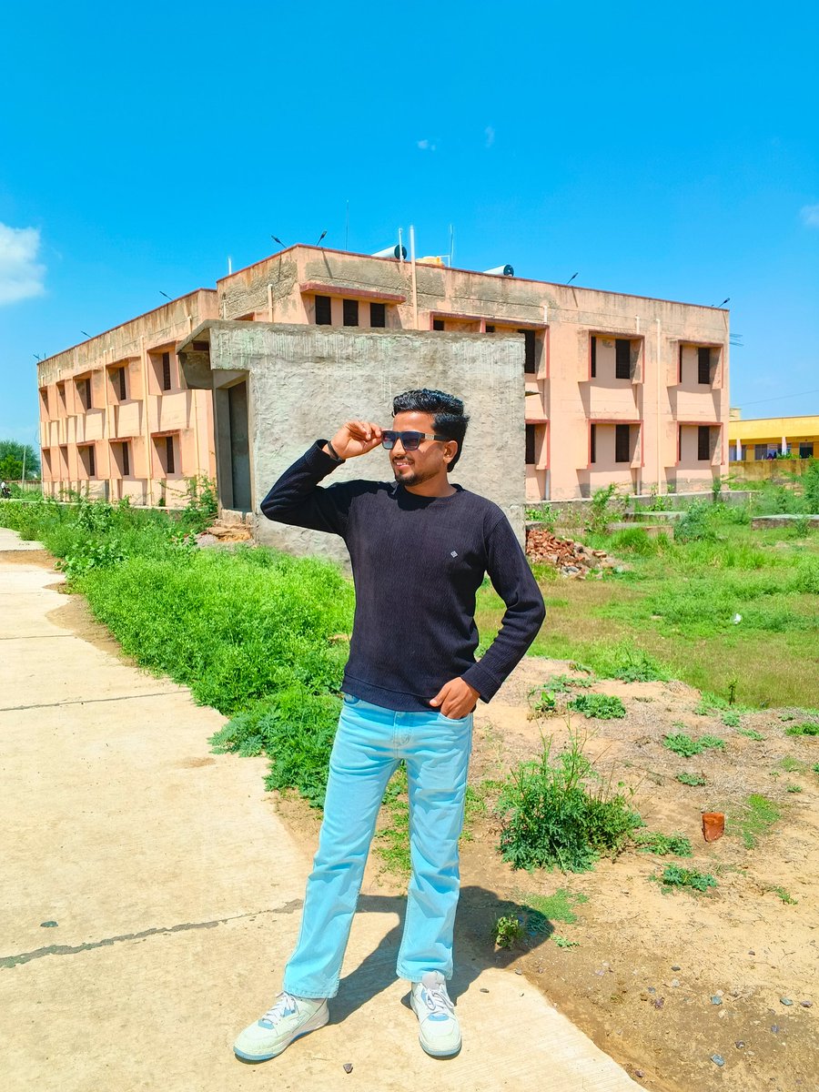 रोज रोज बाते हो और लगाव ना हो....
मतलब खंजर चले और घाव ना हो ❤️‍🩹
