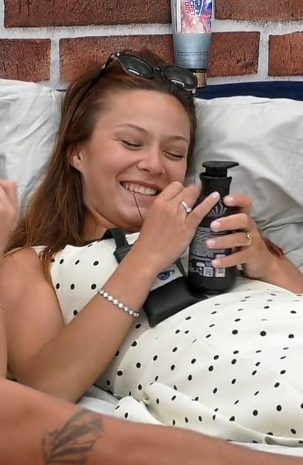 mrb. 🦋 tweet media