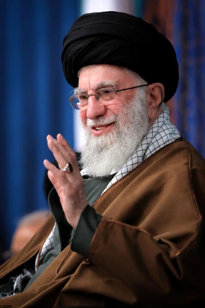 sirjan_2021's tweet photo. توقف جنگ تازه آغاز هجوم دلتنگی است...💔
چگونه قطعه‌ای از خاک آسمان را در خود جای خواهد داد...
#رهبر_دلها
#جانفدا https://t.co/L3kVVw6HIn