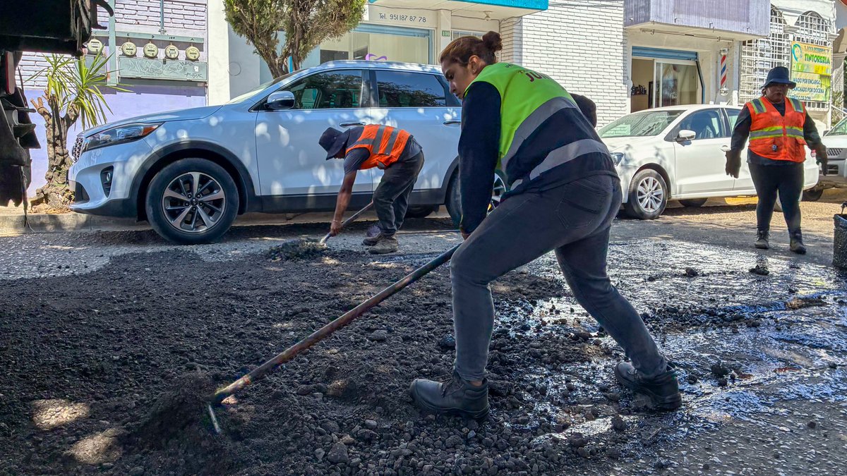 Tache al Bache no se detiene: brigadas día y noche en las 13 agencias y colonias.

Menos baches.
Más movilidad.
Así se transforma Oaxaca de Juárez. ⚡️