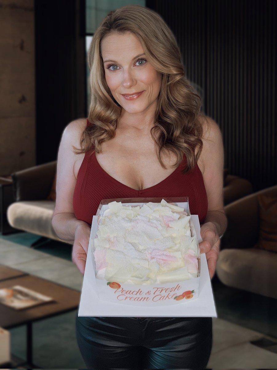 annaisapeach's tweet image. Peaches and cream birthday cake for this old mom