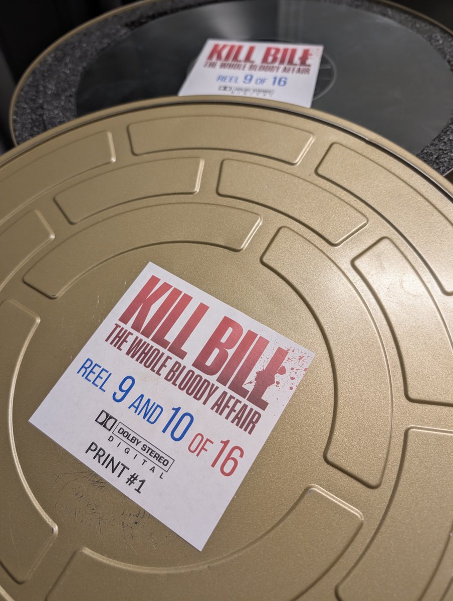 polispol's tweet image. Grabando un reel de cómo funciona una proyección en 35mm de kill bill en @PhenomenaExp