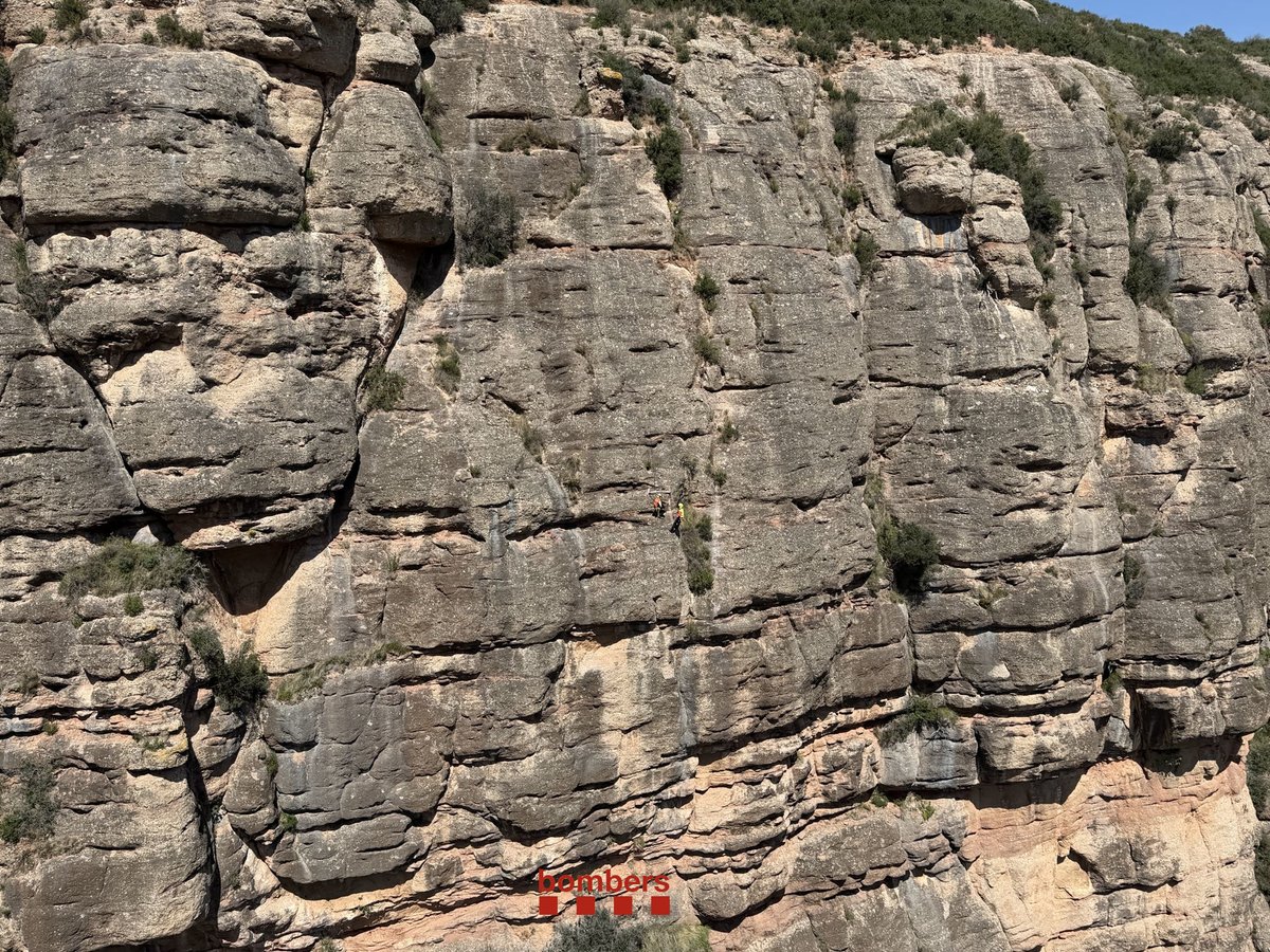 bomberscat's tweet image. Aquest matí, efectius del #GRAE i l’helicòpter de la unitat de Mitjans Aeris, hem fet pràctiques de rescat en paret vertical a la zona d'escalada de Can Tobella del Cairat, a Esparreguera. 

#bomberscat #MAER