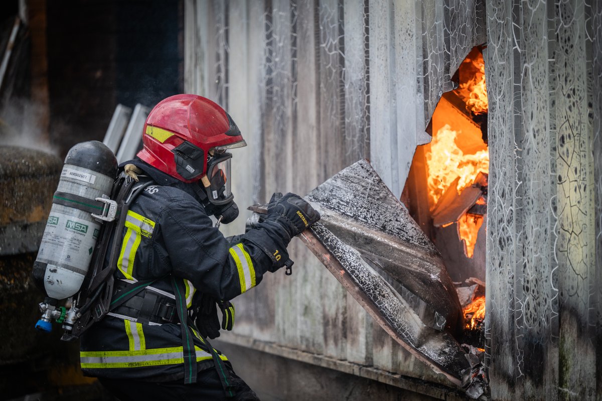 Sdis_95's tweet image. [#Intervention] 🚨 Feu industriel à Bruyères-sur-Oise

👉 La semaine dernière, les sapeurs-pompiers du Val d'Oise ont été mobilisés pour un feu de 800m², dans un entrepôt de stockage de meubles et d’archives, d’une superficie de 1 800m² à Bruyères-sur-Oise.

L’action rapide des