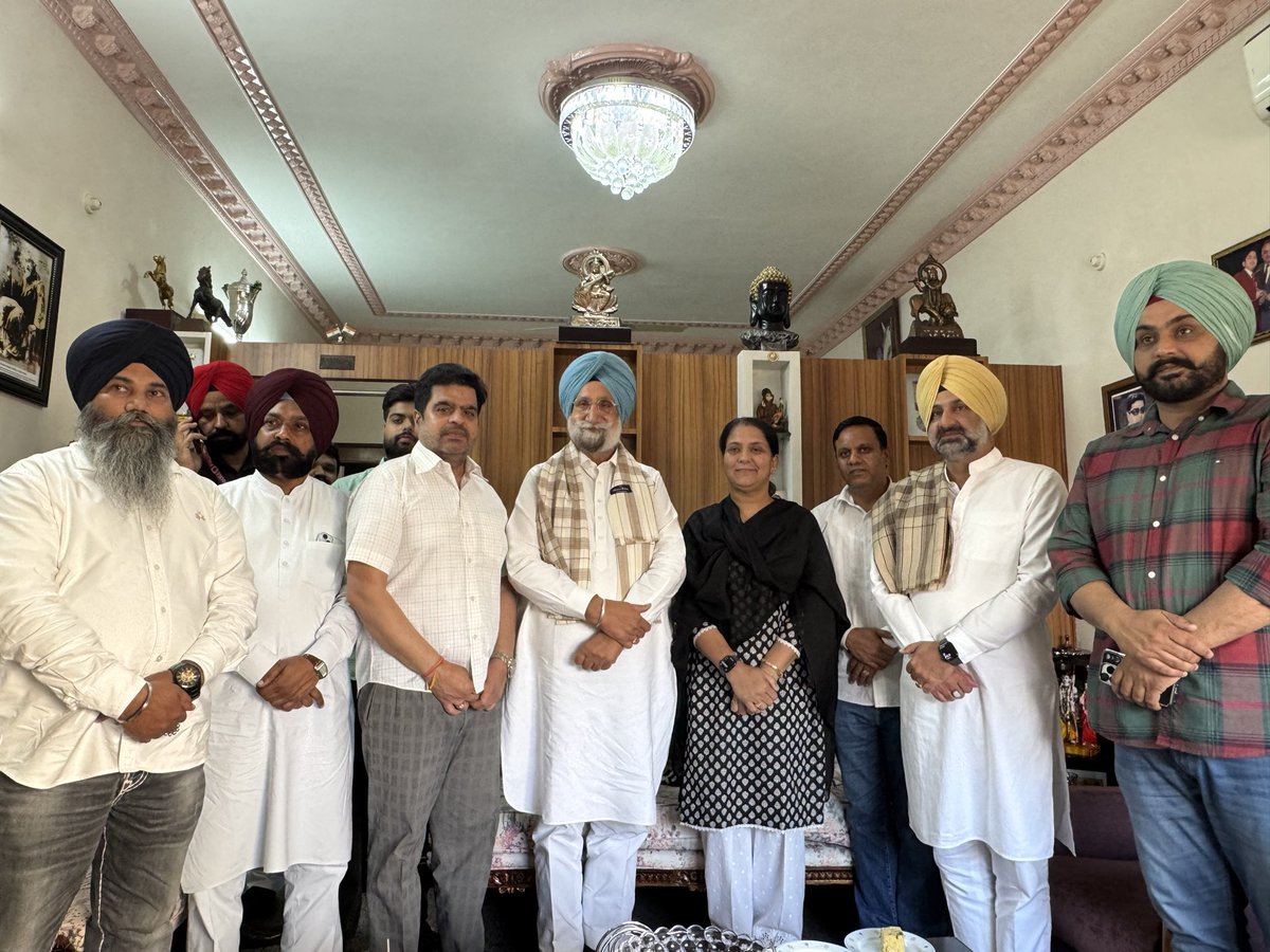 Randhawa_INC's tweet photo. ਮੇਰੇ ਜ਼ਿਲ੍ਹਾ ਕਾਂਗਰਸ ਪਟਿਆਲਾ ਦਿਹਾਤੀ ਦੇ ਪ੍ਰਧਾਨ ਬਣਨ ਉਪਰੰਤ ਅੱਜ ਪਹਿਲੀ ਵਾਰ ਮੇਰੇ ਗ੍ਰਹਿ ਪੁੱਜੇ ਸੁਖਜਿੰਦਰ ਰੰਧਾਵਾ ਜੀ ਸਾਬਕਾ ਗ੍ਰਹਿ ਮੰਤਰੀ ਨੇ ਮੇਰੇ ਨਾਲ ਰਾਜਸੀ ਵਿਸ਼ਿਆਂ ਤੇ ਵਿਚਾਰ ਵਟਾਂਦਰਾ ਕੀਤਾ ਤੇ ਮੇਰੀ ਹੌਂਸਲਾ ਅਫ਼ਜ਼ਾਈ ਕੀਤੀ। ਇਸ ਮੌਕੇ ਵਿਧਾਇਕ ਪਾਹੜਾ, ਮਨਦੀਪ ਰੰਗੜ ਤੇ ਸ਼ੁਭਮ ਧੂਰੀ ਵੀ ਹਾਜ਼ਰ ਰਹੇ। @Sukhjinder_INC https://t.co/NBhea6NHSx