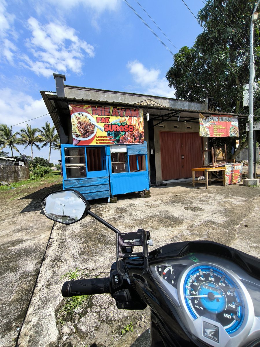 bindumndum's tweet photo. Di saat kebanyakan warung mi ayam sibuk pakai chili oil viral, topping keju melimpah, atau porsi 'monster' demi menarik pelanggan, warung ini tetap setia dengan mi ayam klasik.

Terimakasih Bro Nohan Daffa  sudah memberikan referensi mi ayam enak di Sleman Utara. https://t.co/dUWwj175zm