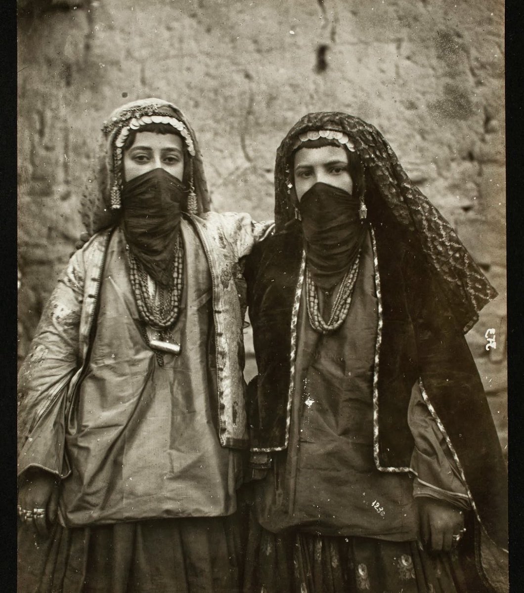 ℵ 🔻 tweet media