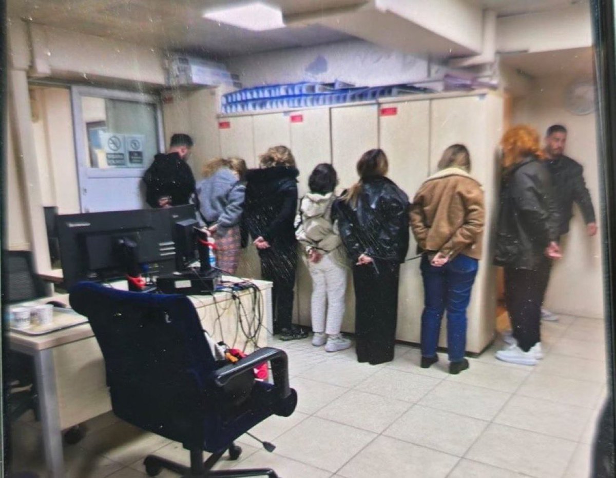 Haddinizi bileceksiniz! Polisler ve askerler, sizin alay konunuz olacak kurum personeli değildir. Orada polisler saldırıyı bertaraf etmeye çalışırken yaralanırken ölümden dönerken siz şayet gülerseniz ters kelepçe ile duvara dikilirsiniz! Emeği geçen herkese teşekkür ederim.